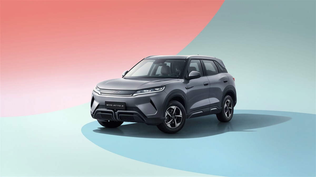 BYD Atto 2 phiên bản màu xám Harbour Grey nhìn từ bên hông