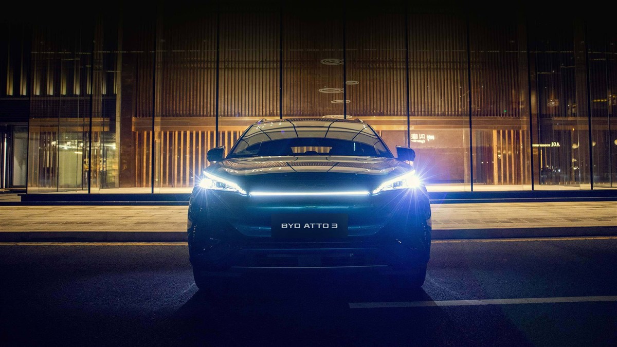 BYD Atto 3 với cụm đèn LED sáng rõ vào buổi tối tại đô thị