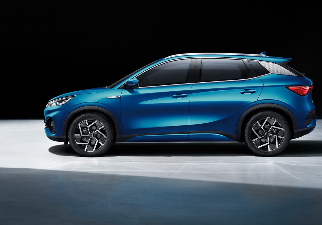 BYD Atto 3 nhìn từ bên hông, đường nét thân xe cơ bắp
