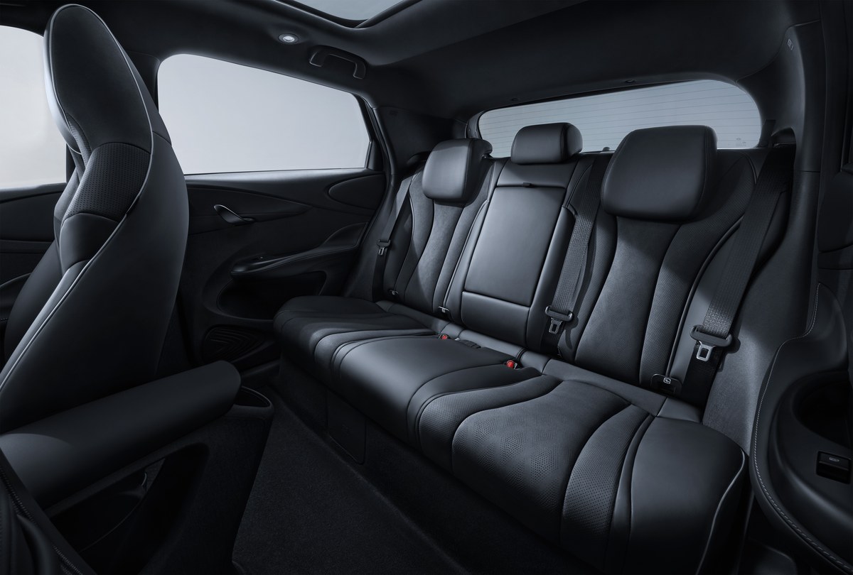 Hàng ghế sau BYD Dolphin, sàn xe bằng phẳng nhờ trục cơ sở dài