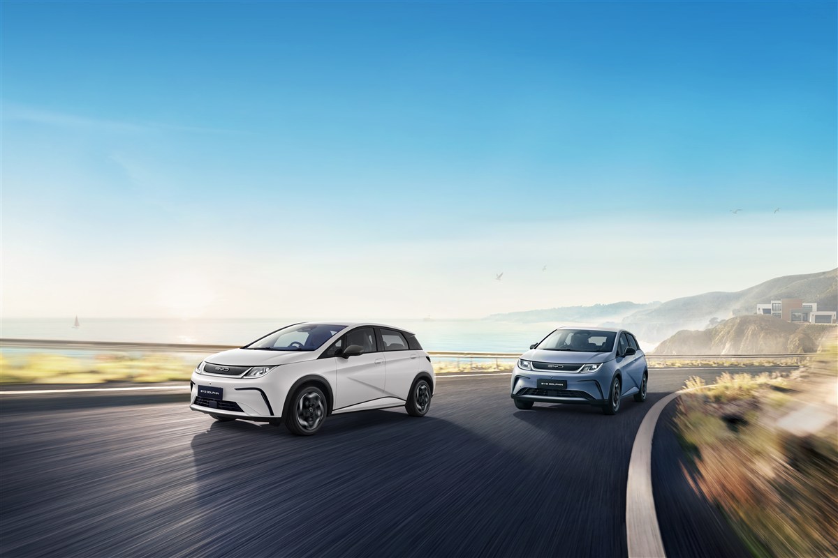 BYD Dolphin hai màu sắc trên đường lái thử - hatchback điện cỡ nhỏ BYD