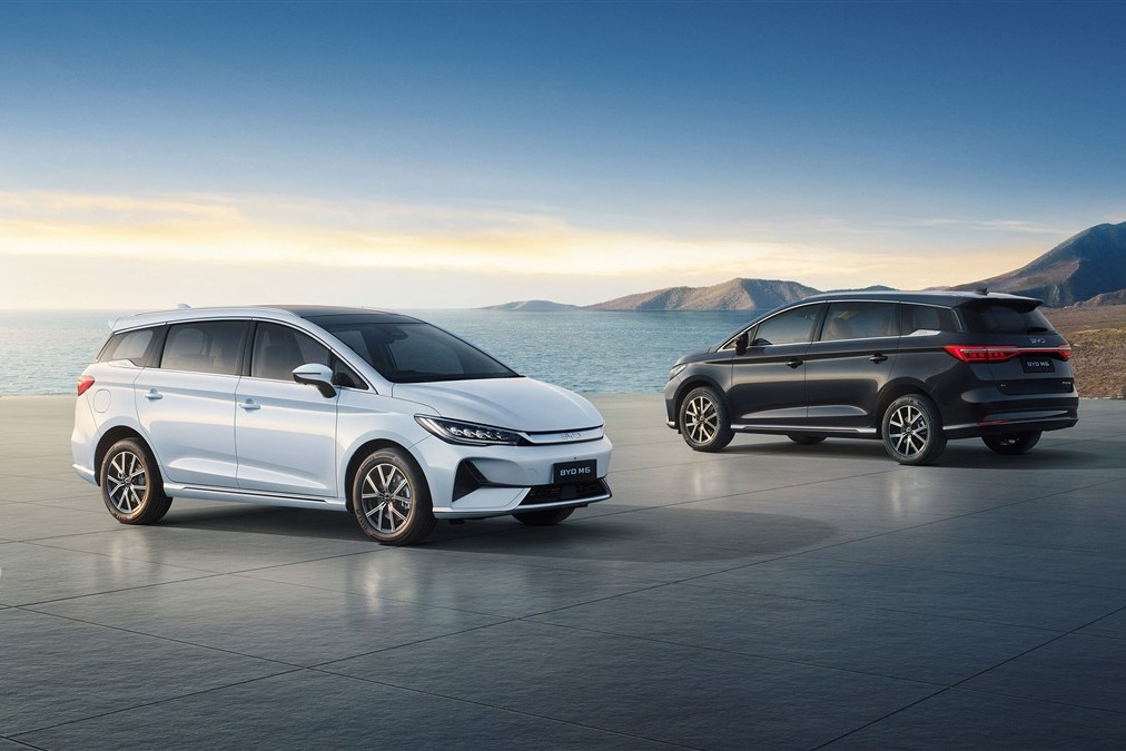 BYD M6 hai tùy chọn màu ngoại thất trắng và đen tại An Giang Auto