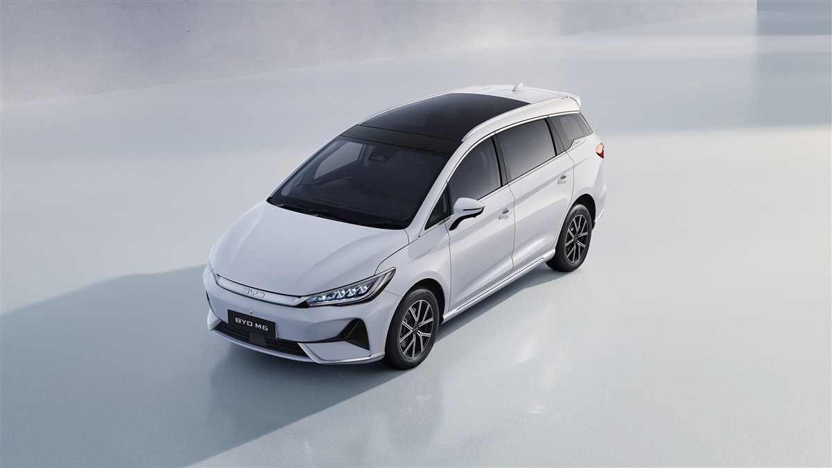 BYD M6 nhìn từ trên xuống, thể hiện rõ cửa sổ trời toàn cảnh