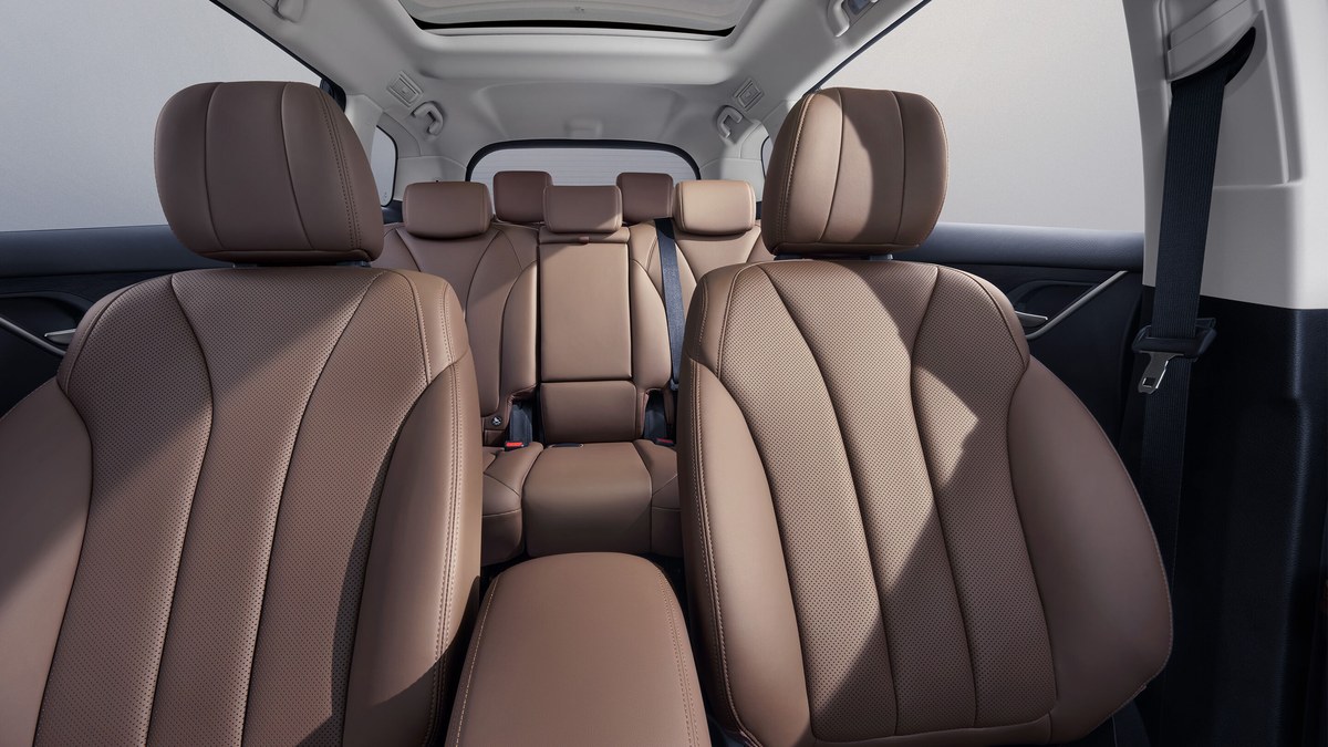 Không gian ba hàng ghế BYD M6 nhìn qua cửa mở, bọc da tông nâu