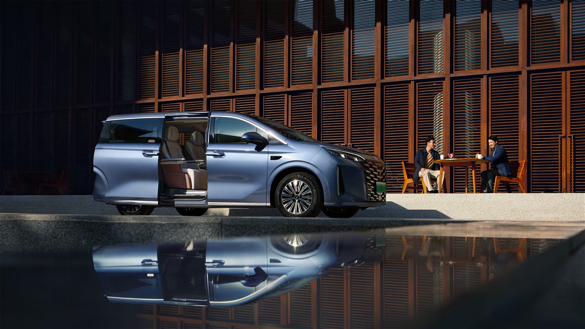 Cửa trượt điện hai bên trên BYD M9