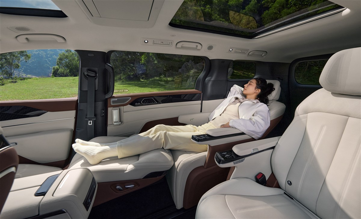 Ghế thương gia hàng ghế hai trên BYD M9