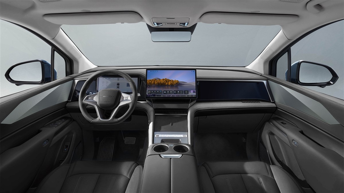 Khoang lái nội thất tông đen trên BYD M9