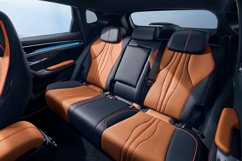 Hàng ghế sau bọc da hai tông màu trên BYD Sealion 6