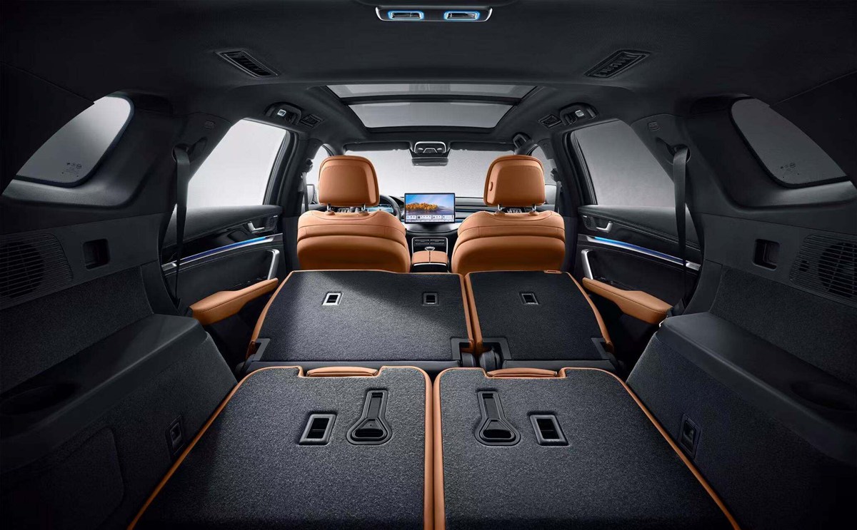 Khoang hành lý BYD Sealion 8 khi gập hàng ghế sau