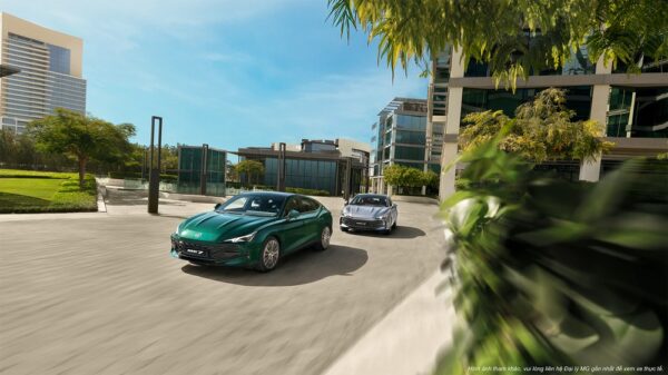 MG7 màu xanh rêu và bạc trên đường phố