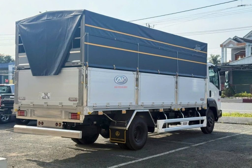 Isuzu FRR650 thùng mui bạt khung inox nhìn góc sau bên hông