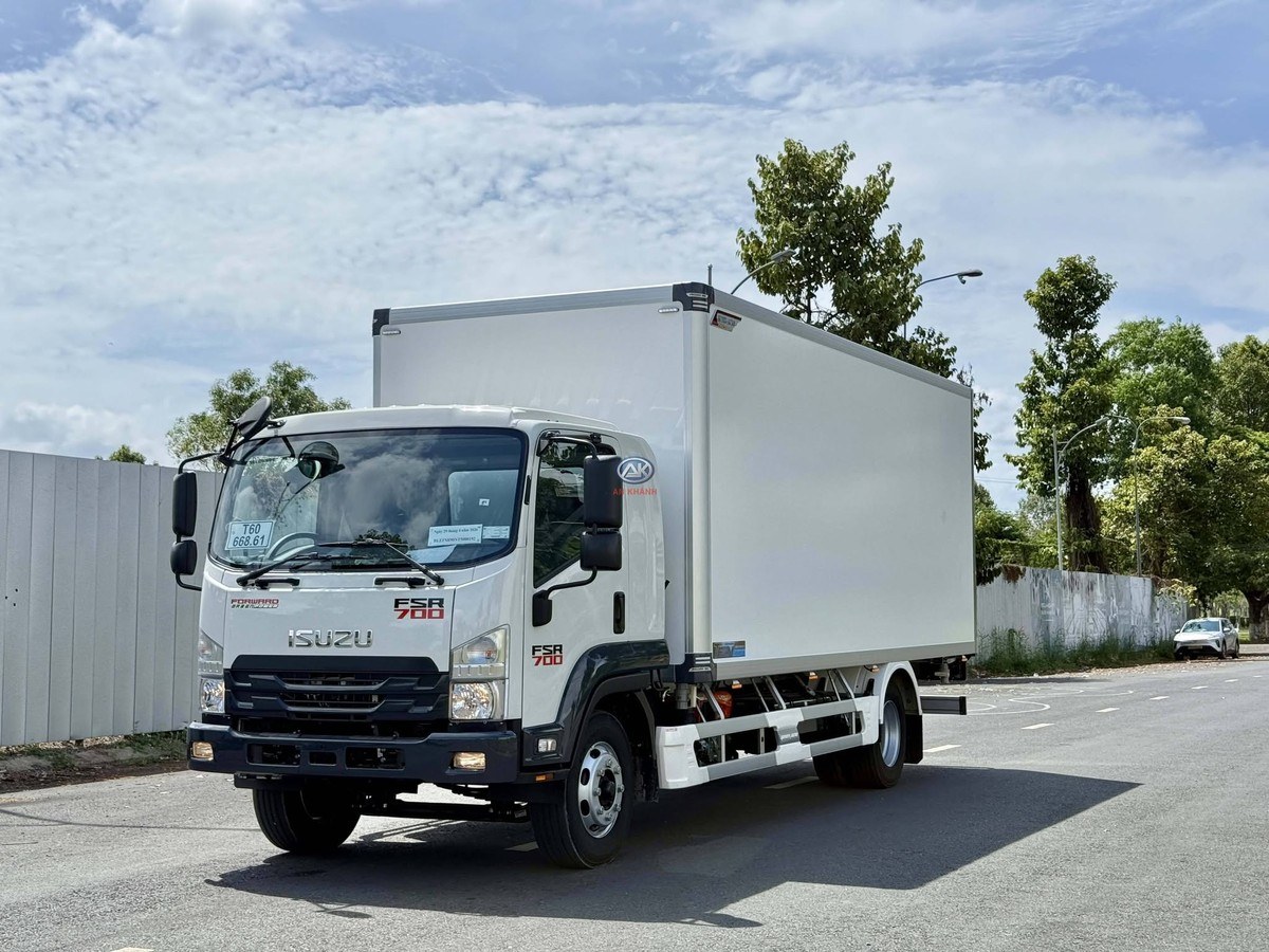 Xe tải Isuzu thùng kín nhìn từ phía trước