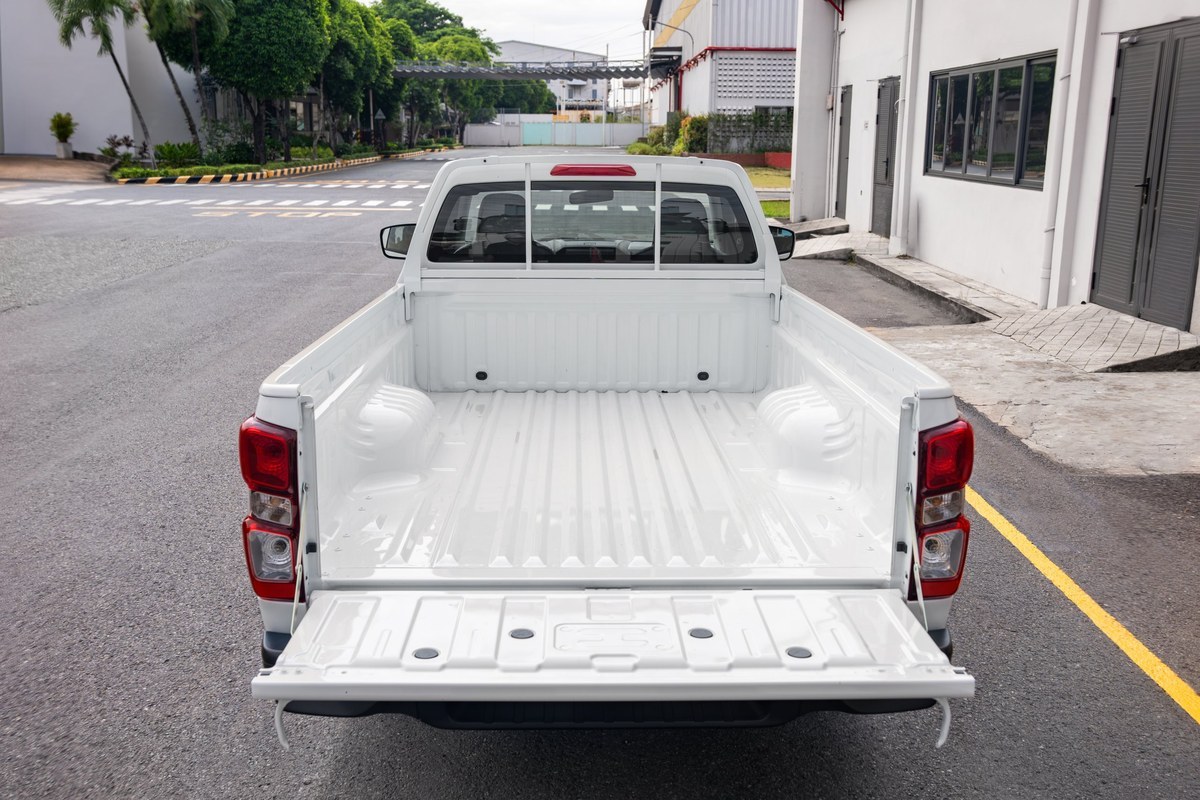 Thùng hàng Isuzu D-Max nhìn từ phía sau