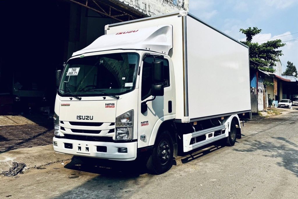 Xe tải Isuzu NPR350 nhìn góc trước bên hông