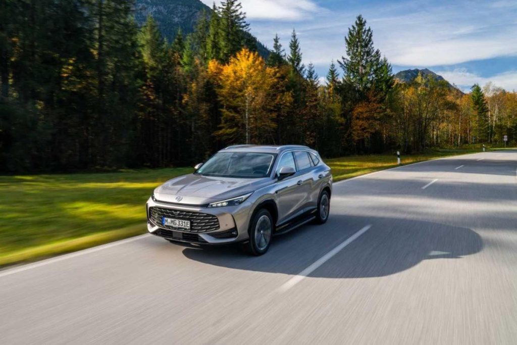 Mẫu SUV hybrid cắm sạc của MG chạy trên đường ven rừng