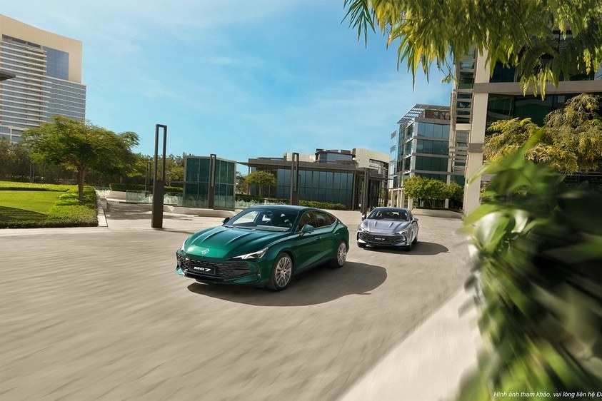 Hai chiếc MG7 chạy trên đường phố