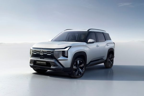 Đầu xe Mitsubishi Destinator với lưới tản nhiệt đặc trưng