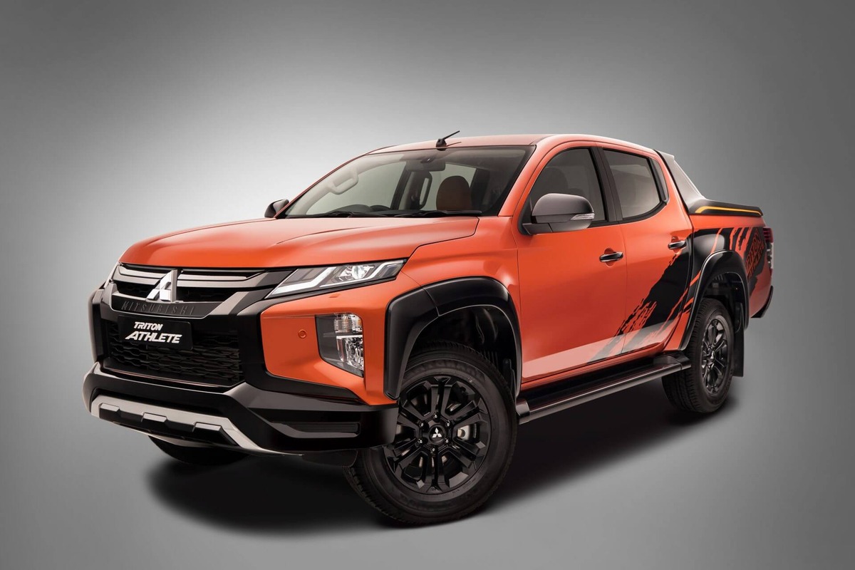 Mitsubishi Triton Athlete góc nghiêng trước, màu cam sọc đen thể thao