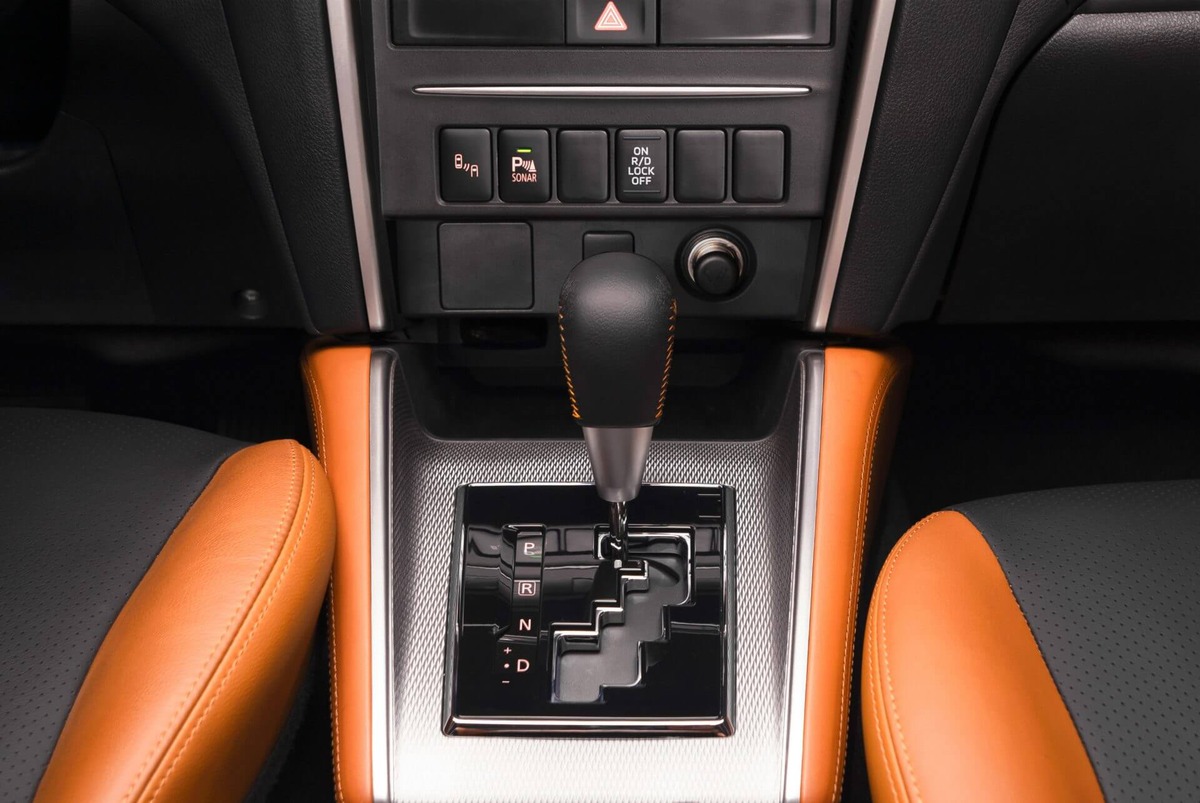 Cần số hộp số tự động 6 cấp trên Mitsubishi Triton