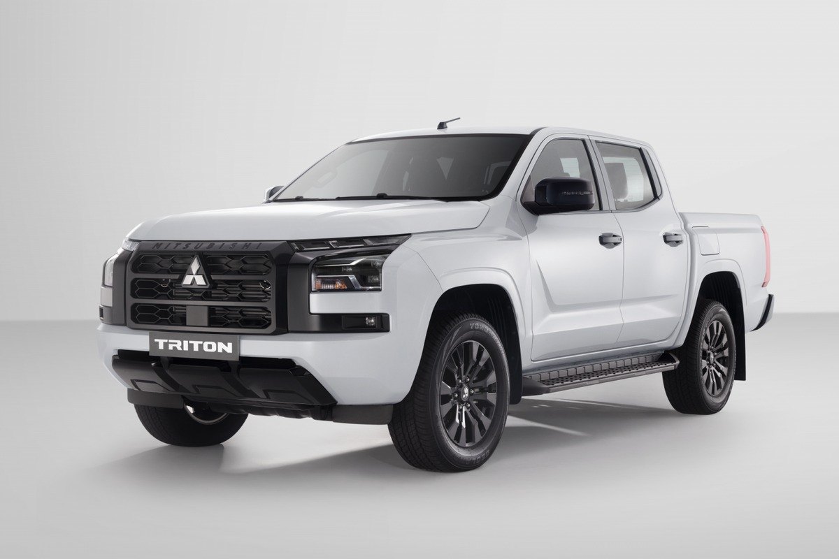 Mitsubishi Triton Premium 4WD 2026 màu trắng, mâm và gương sơn đen