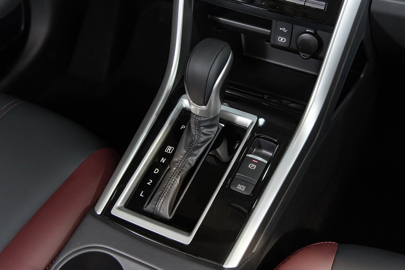 Cần số tự động và nút Auto Hold Mitsubishi Xpander Cross