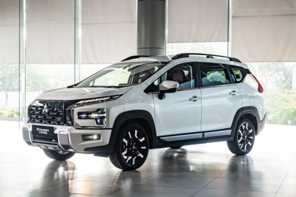 Mitsubishi Xpander Cross màu trắng tại showroom