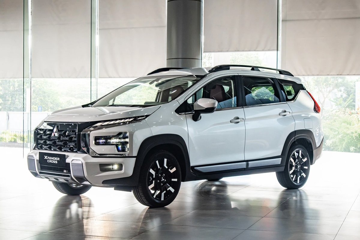 Mitsubishi Xpander Cross màu trắng tại showroom