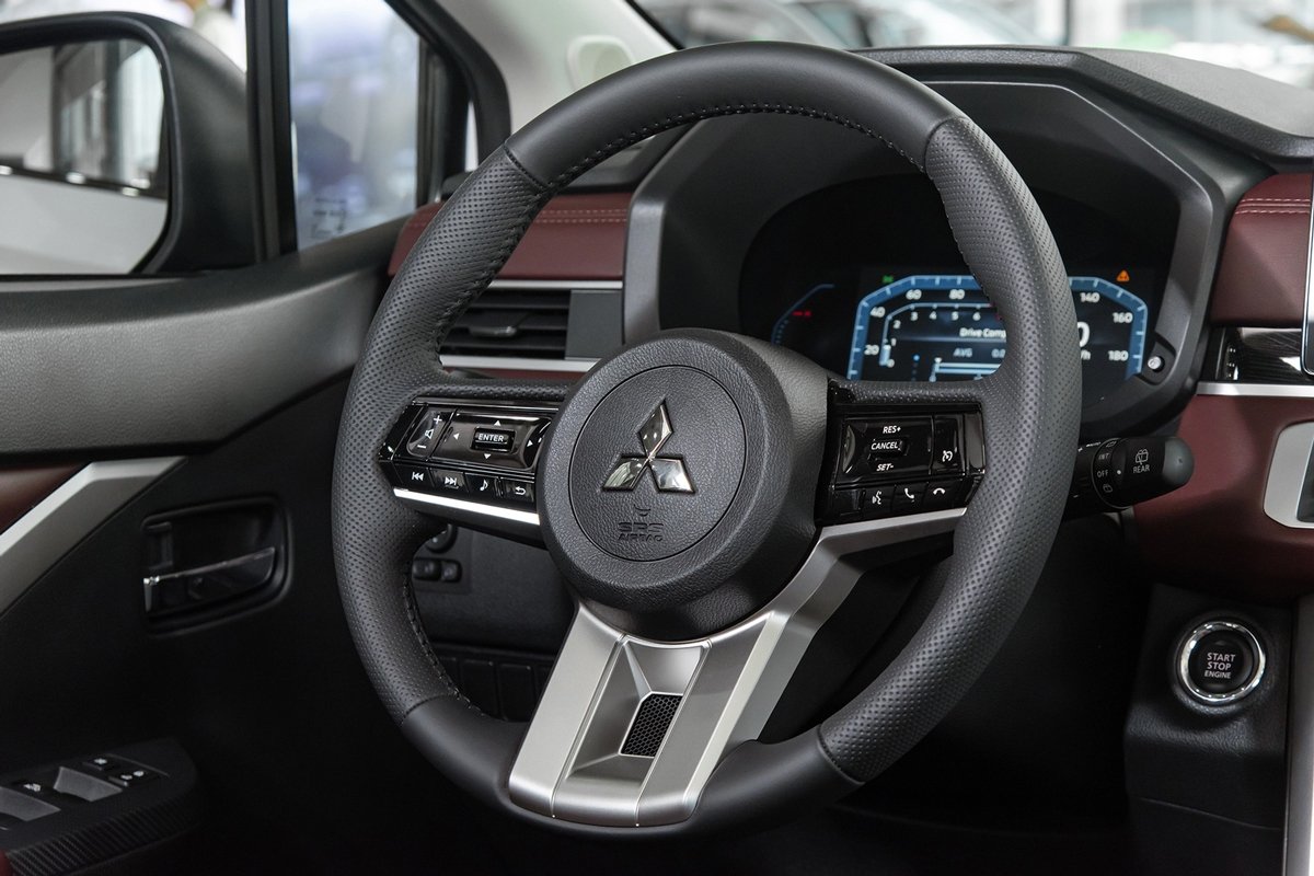 Vô lăng và đồng hồ kỹ thuật số Mitsubishi Xpander Cross