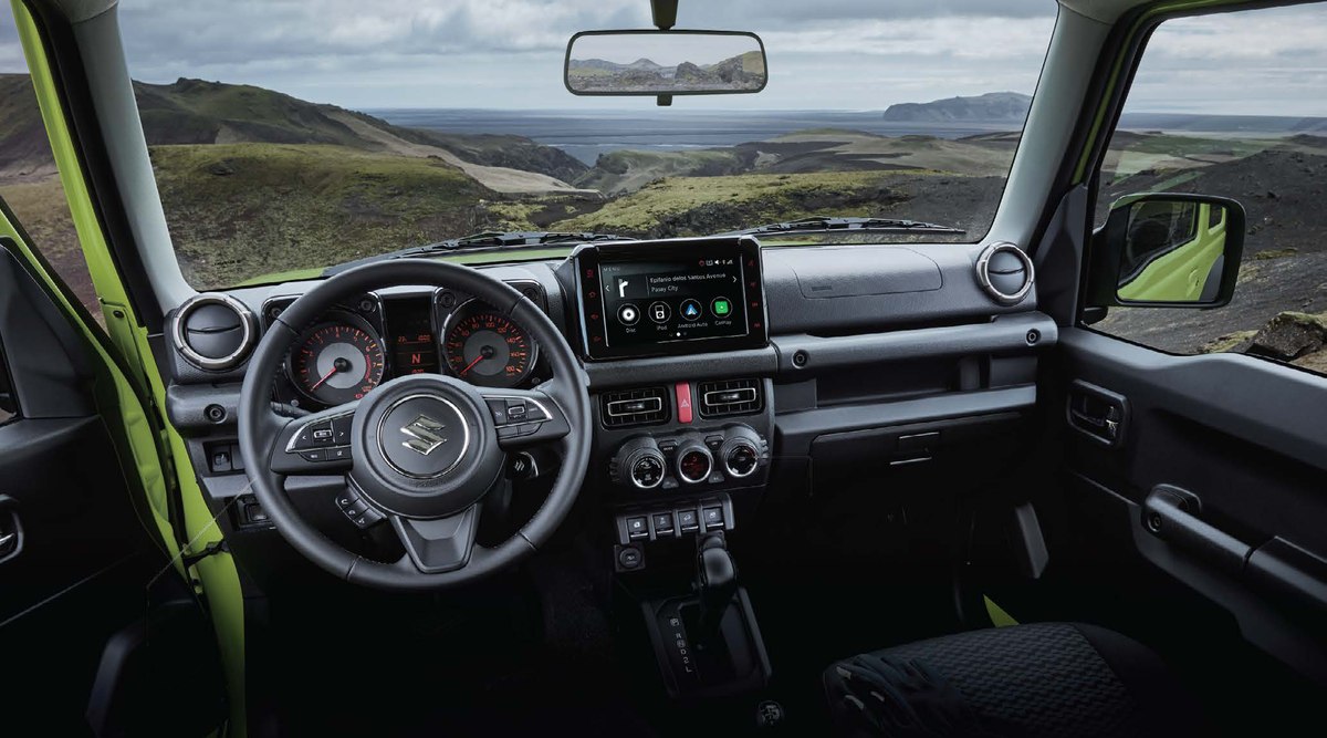Khoang lái Suzuki Jimny với màn hình 9 inch và điều hòa tự động