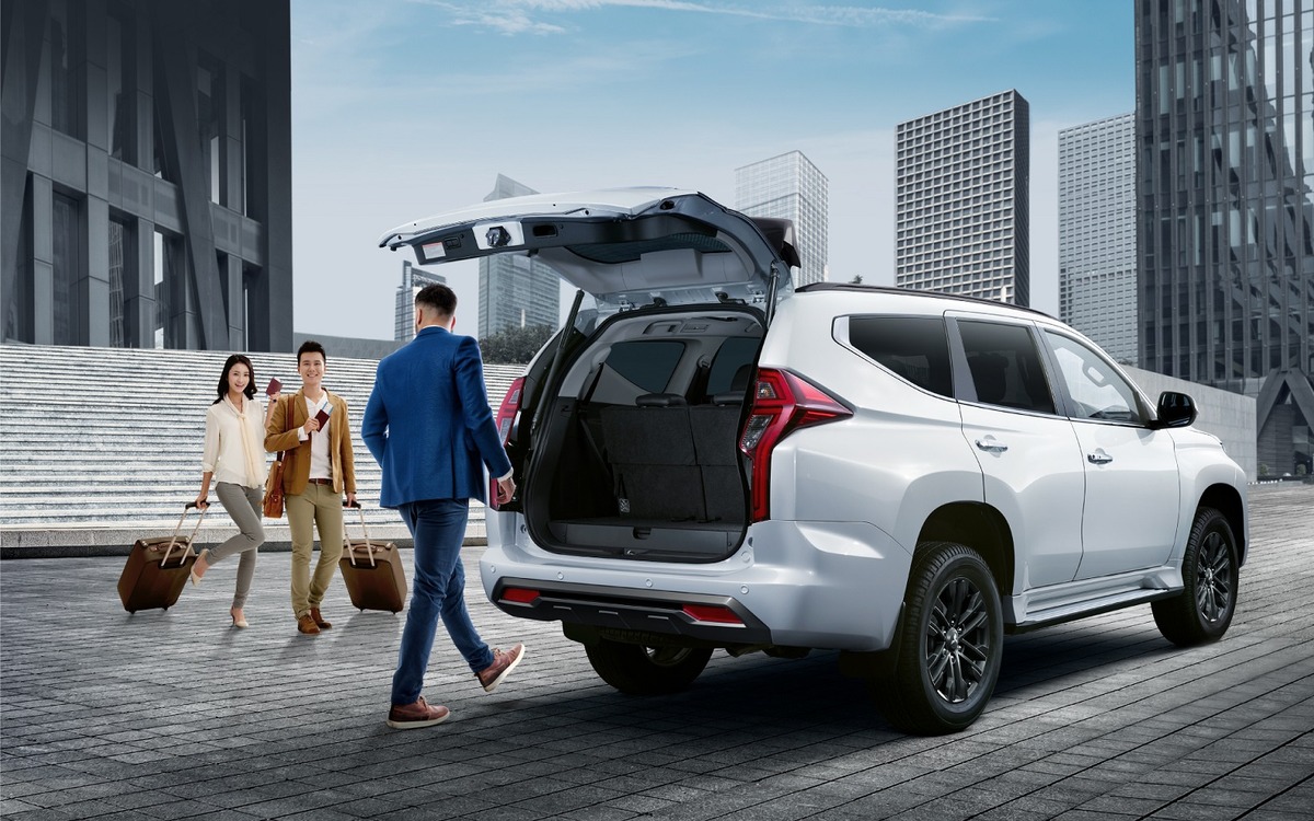 Cốp điện mở bằng cảm biến chân trên Mitsubishi Pajero Sport