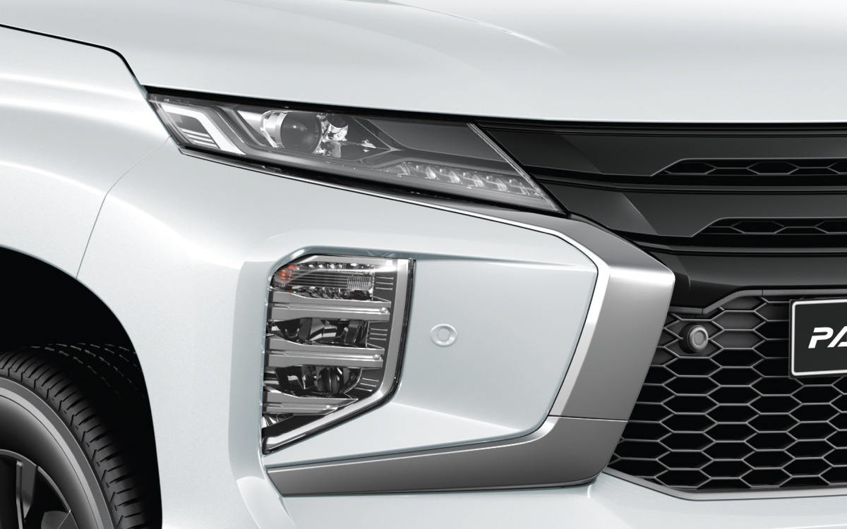 Cận cảnh cụm đèn pha LED và lưới tản nhiệt Mitsubishi Pajero Sport
