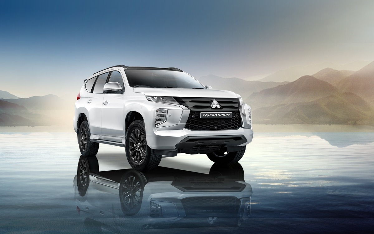 Mitsubishi Pajero Sport góc 3/4 trước bên hồ núi lúc hoàng hôn