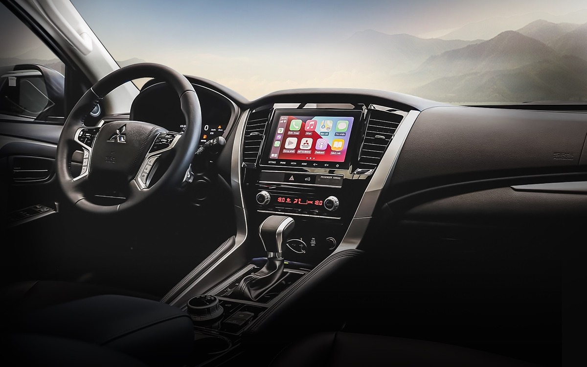 Khoang lái với màn hình giải trí cảm ứng Mitsubishi Pajero Sport
