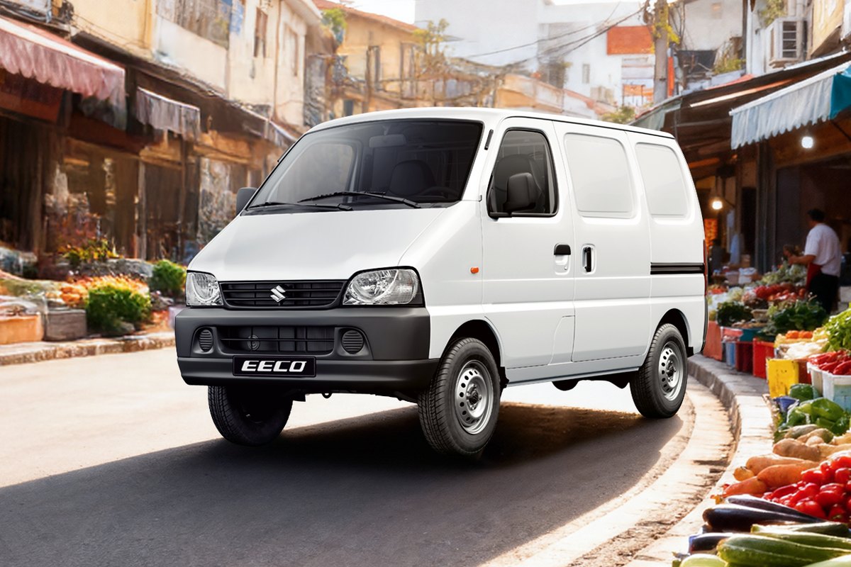 Suzuki Eeco đỗ trước khu chợ, nhìn từ góc trước