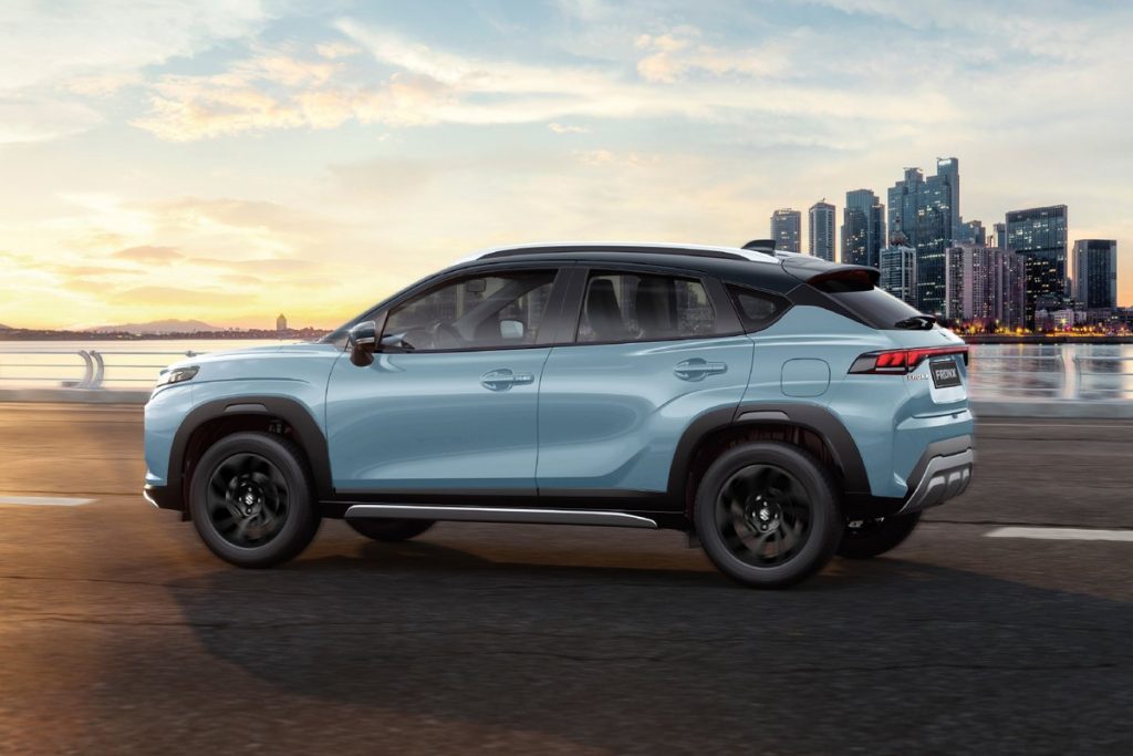 Suzuki Fronx đỗ bên bờ nước lúc hoàng hôn