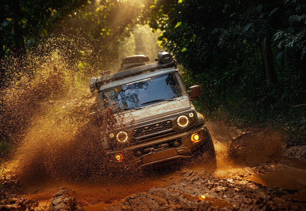 Suzuki Jimny vượt đường bùn lầy nhờ phanh hạn chế trượt LSD