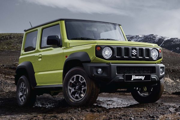 Suzuki Jimny màu vàng mui đen trên địa hình đất đá