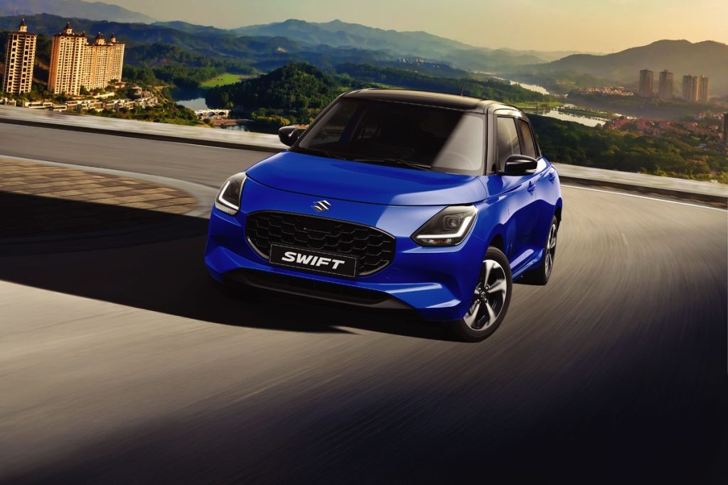 Suzuki Swift màu xanh mui đen trên đường phố