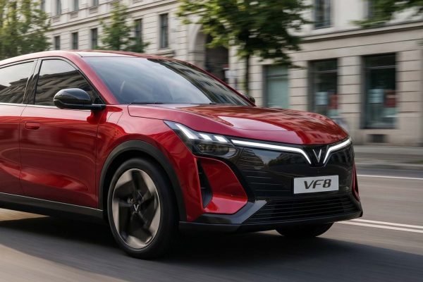 VinFast VF8 thế hệ mới màu đỏ trên phố, nhìn ở cự ly gần