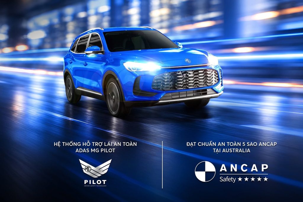 All-New ZS màu xanh dương chạy trên đường phố, poster giới thiệu hệ thống hỗ trợ lái ADAS MG Pilot và chuẩn an toàn 5 sao ANCAP