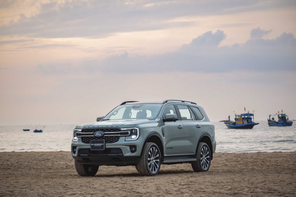 Ford Everest màu xám xanh trên bãi cát lúc hoàng hôn