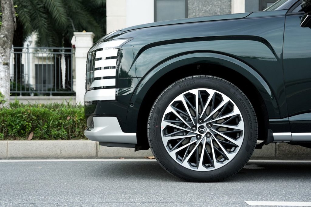 Cận cảnh mâm hợp kim và vòm bánh xe Hyundai Palisade Hybrid