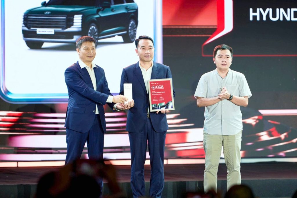 Khoảnh khắc trao giải Hyundai Palisade Hybrid tại gala Car Choice Awards 2026