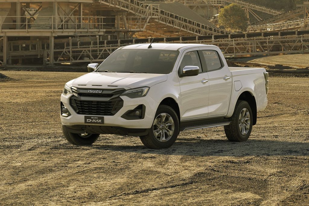 Isuzu D-Max Prestige màu trắng tại mỏ đá