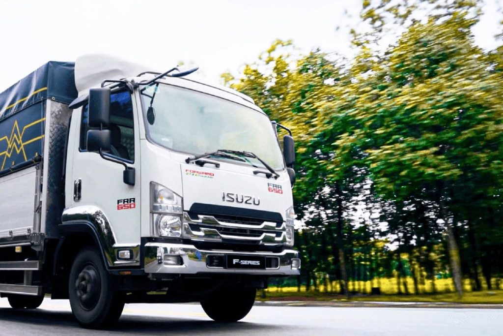 Xe tải Isuzu F-Series thùng mui bạt chạy trên đường