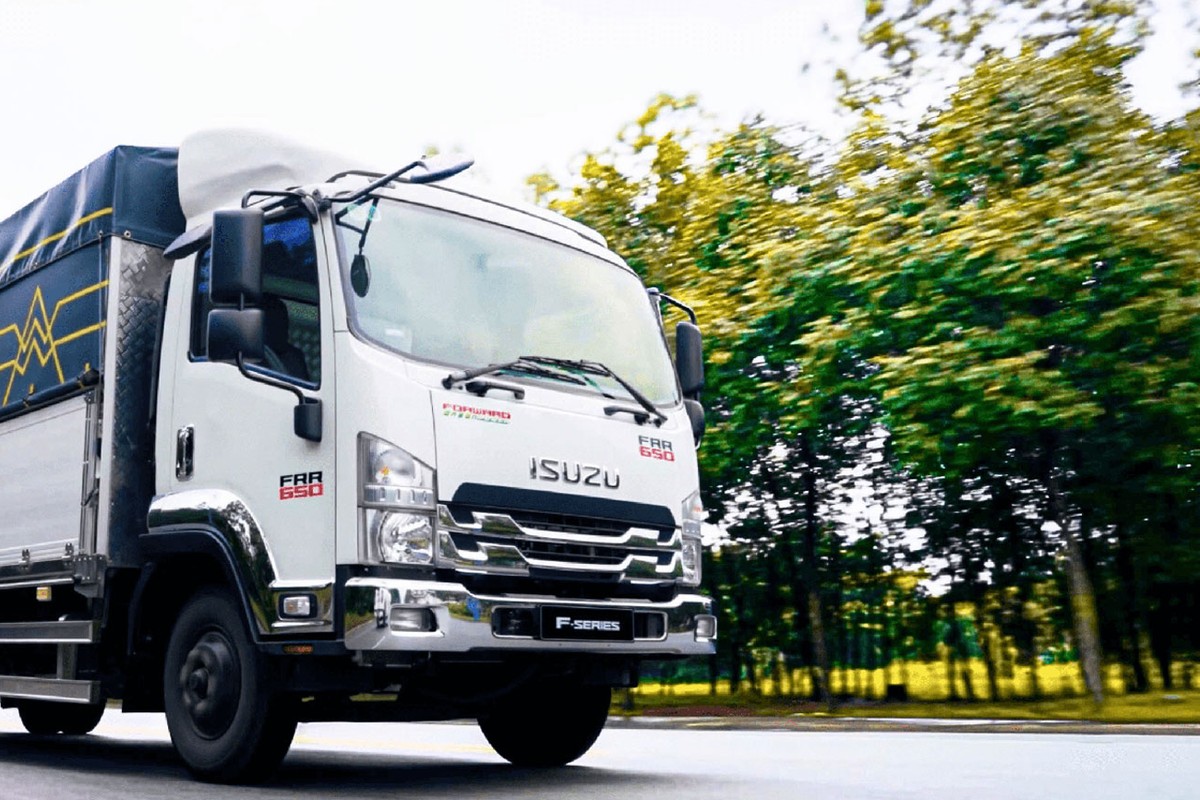 Xe tải Isuzu F-Series thùng mui bạt chạy trên đường