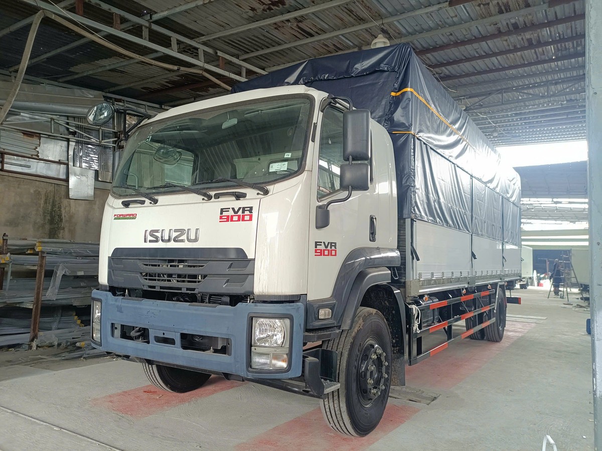 Isuzu FVR 900 thùng mui bạt trong xưởng