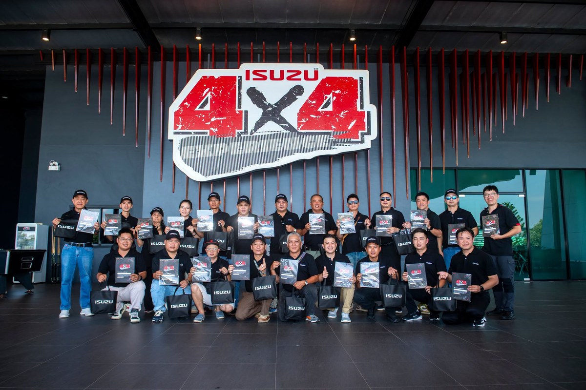 Tập thể khách hàng và đại diện đại lý trong sảnh ISUZU 4x4 Experience