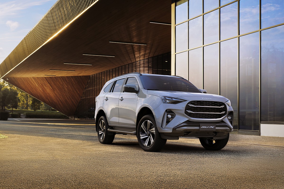 Isuzu MU-X màu bạc dưới mái hiên