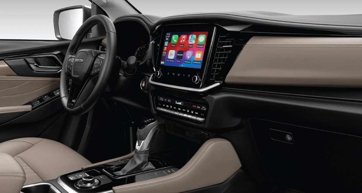 Khoang lái Isuzu MU-X với vô lăng bọc da và màn hình cảm ứng